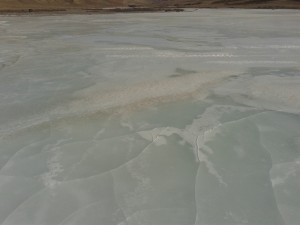 Вот на этом льду лежали наши пограничники 6 часов под обстрелом из снайперской винтовки.