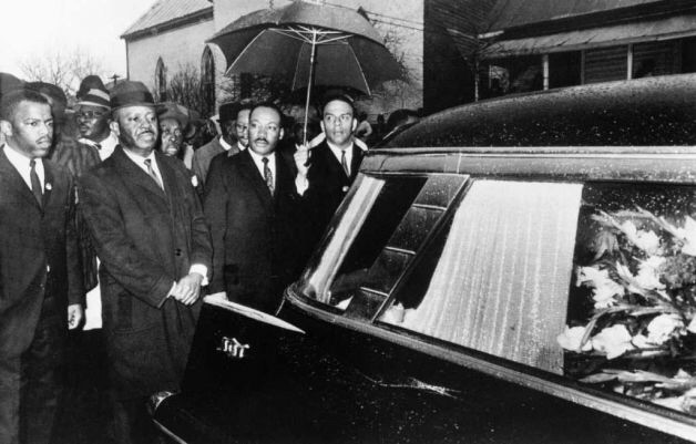 Историческое фото - Мартин Лютер Кинг на похоронах Джимми Ли Джексона.