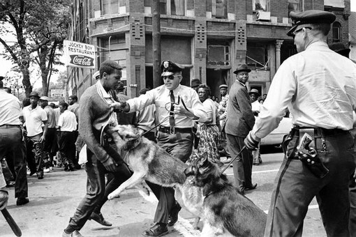 Историческое фото - последователям Мартина Лютера Кинга их борьба давалась непросто.