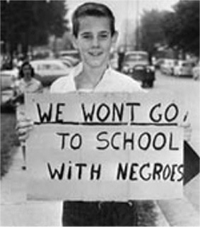 Историческое фото - идеями расизма и сегрегации были заражены даже дети.