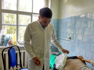 Врач-онколог Эгемберды Ахмаджанов осматривает пациента